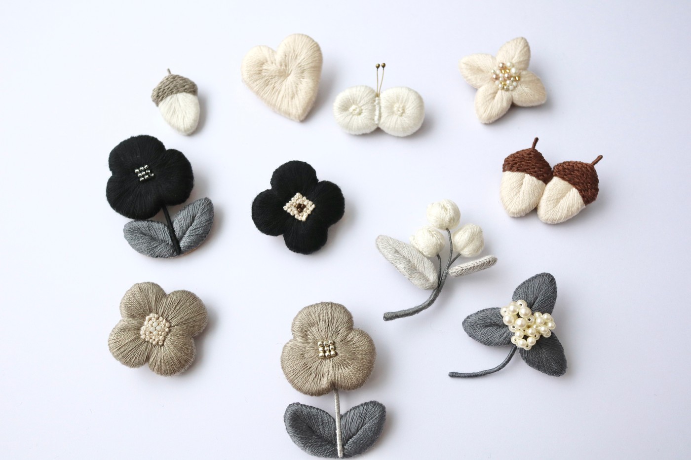 花や蝶、どんぐりなどの手刺繍ブローチ